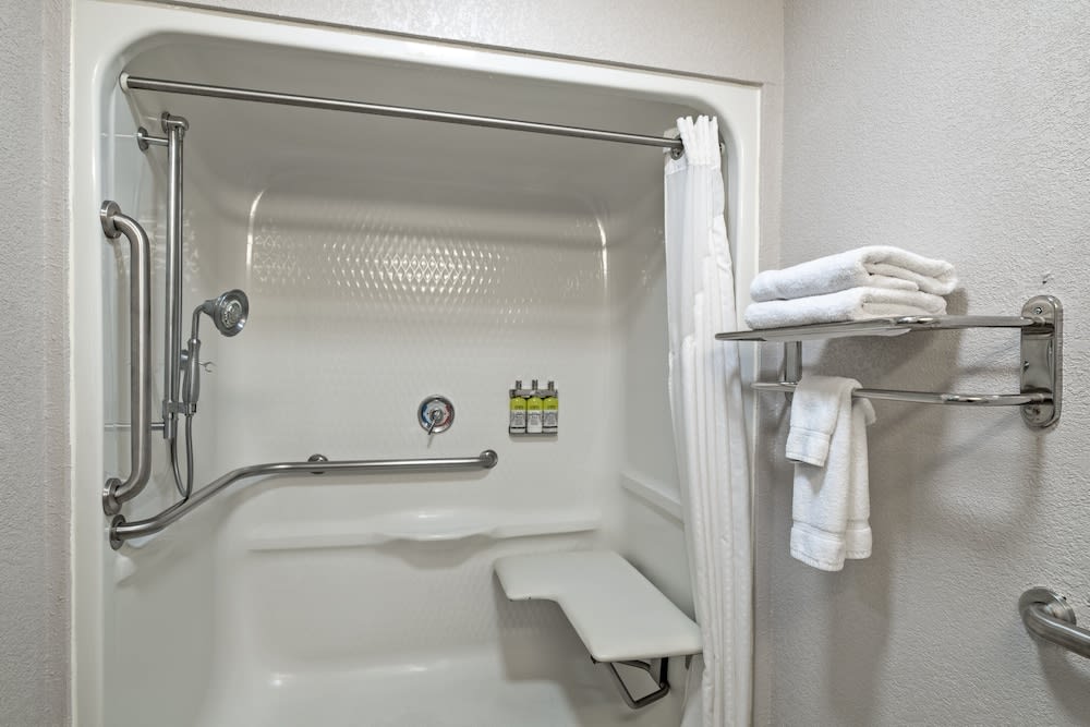 Holiday Inn Express Hotel & Suites Woodbridge by IHG 3