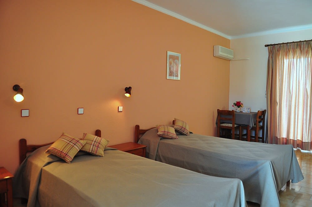 Sandy's Studios Apartments & Log Villas 2