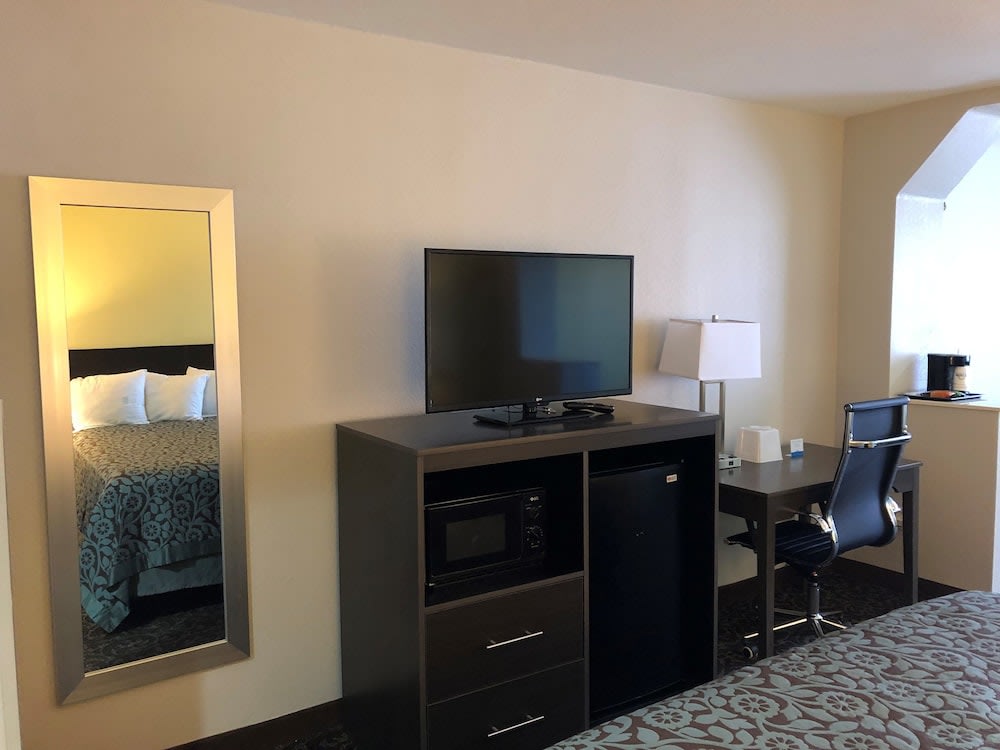 Days Inn by Wyndham Phoenix North 5