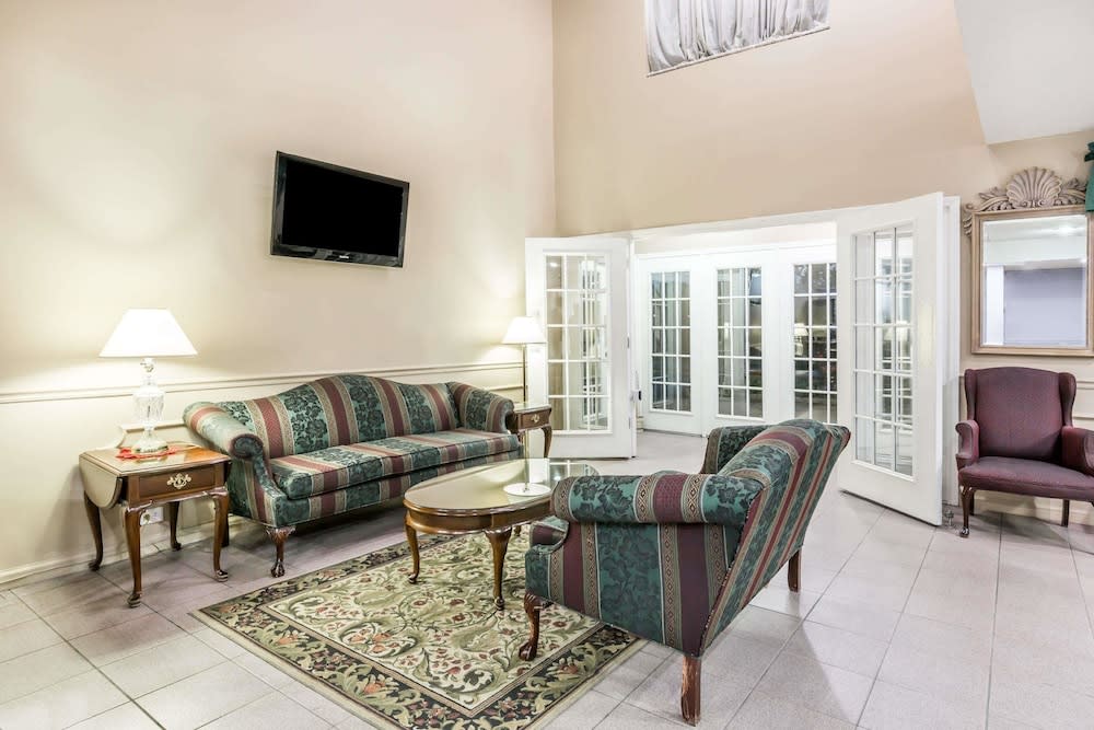 Super 8 by Wyndham Clinton 2