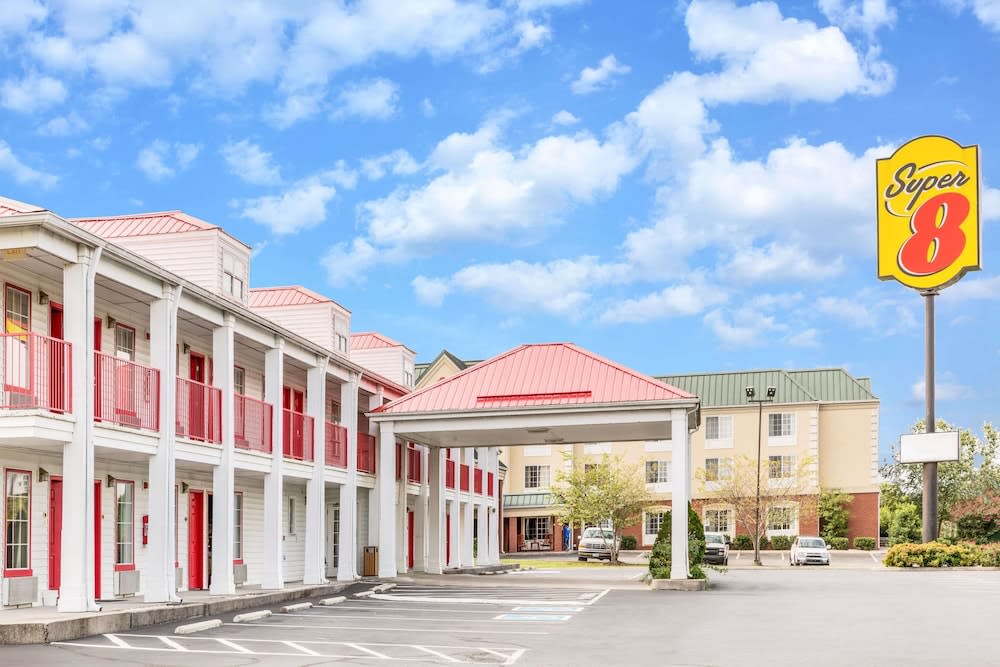 Super 8 by Wyndham Clinton 1