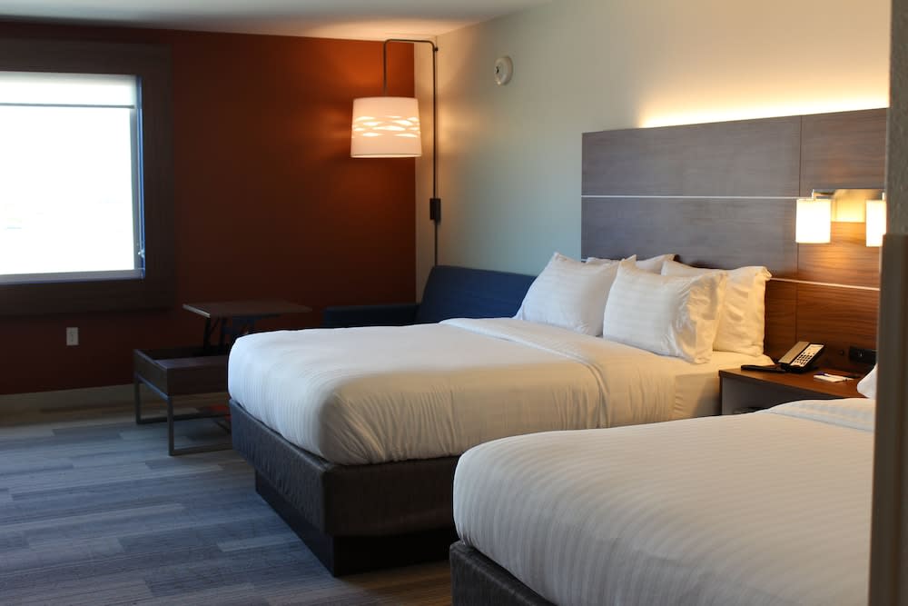 Holiday Inn Express & Suites Omaha - Millard Area by IHG 5