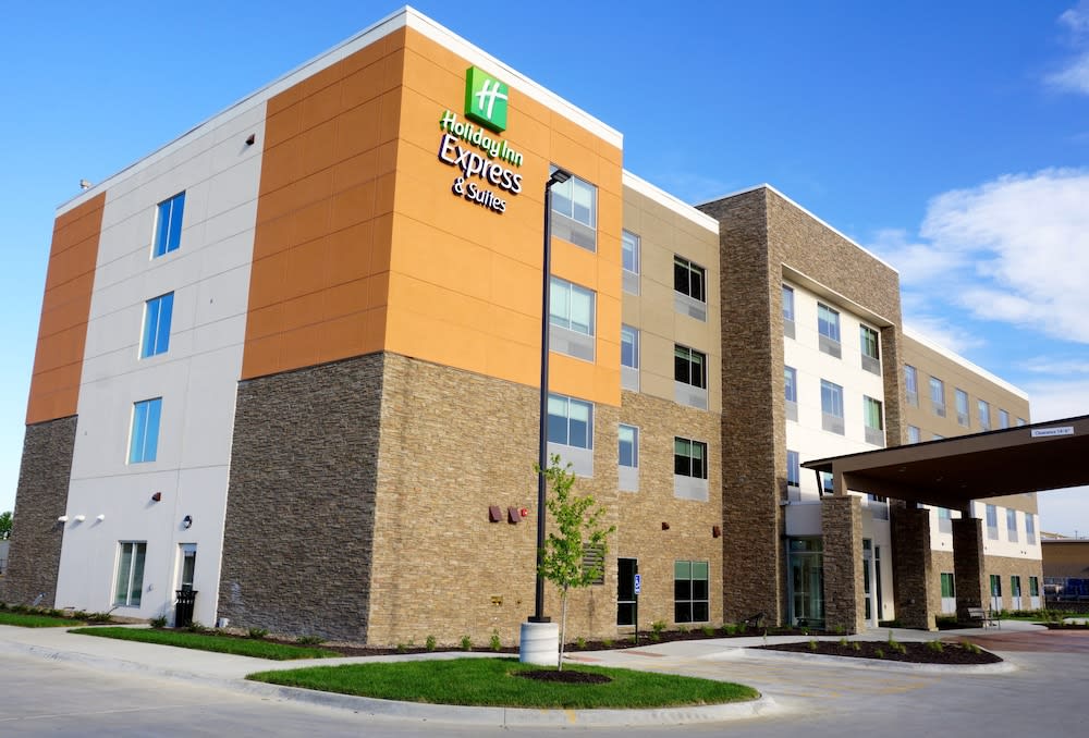Holiday Inn Express & Suites Omaha - Millard Area by IHG 1
