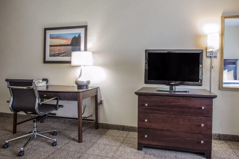 Comfort Suites Lake Geneva East 4