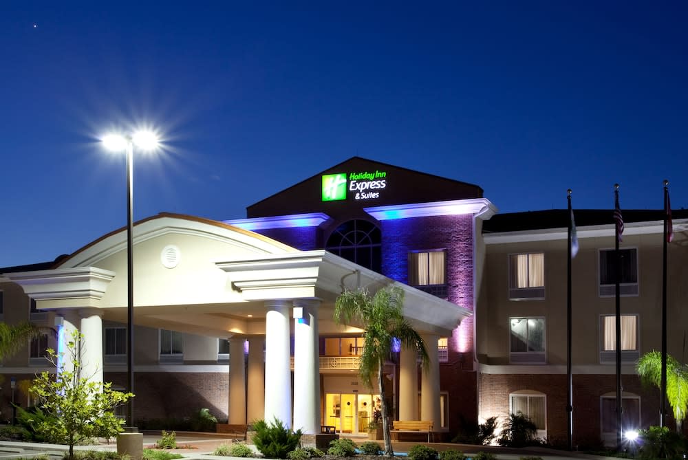 Holiday Inn Express & Suites Spring Hill by IHG 1