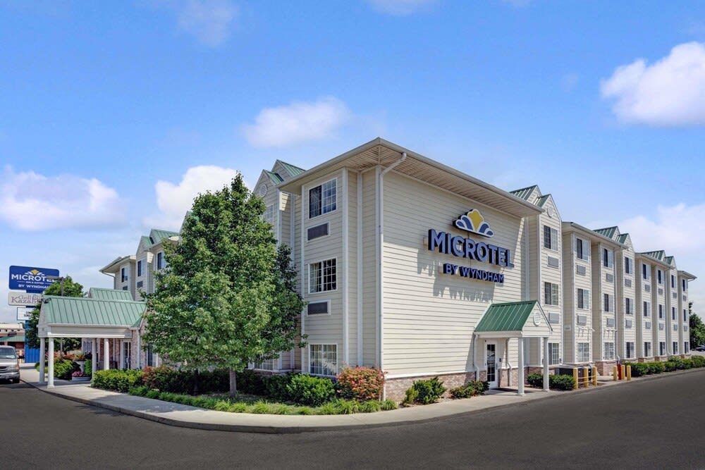 Microtel Inn & Suites by Wyndham Indianapolis Airport 1