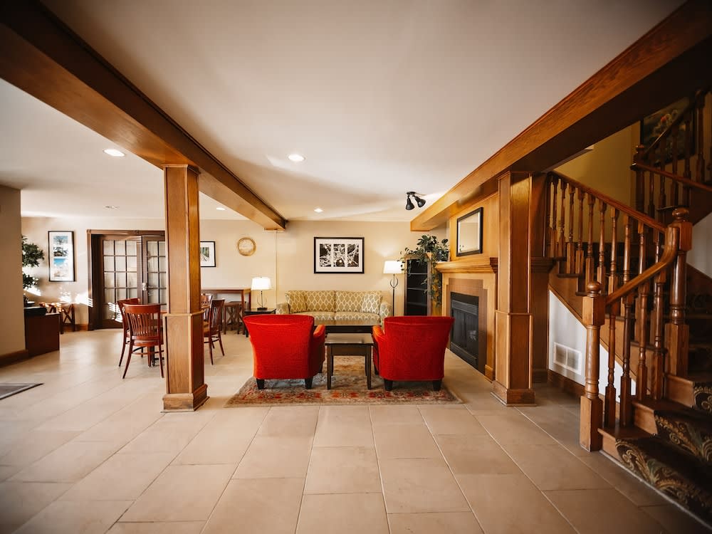 Travelodge Suites by Wyndham Regina - Eastgate Bay 2