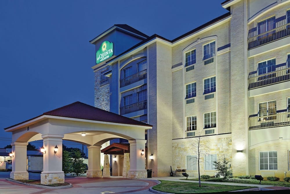 La Quinta Inn & Suites by Wyndham DFW Airport West - Euless 1