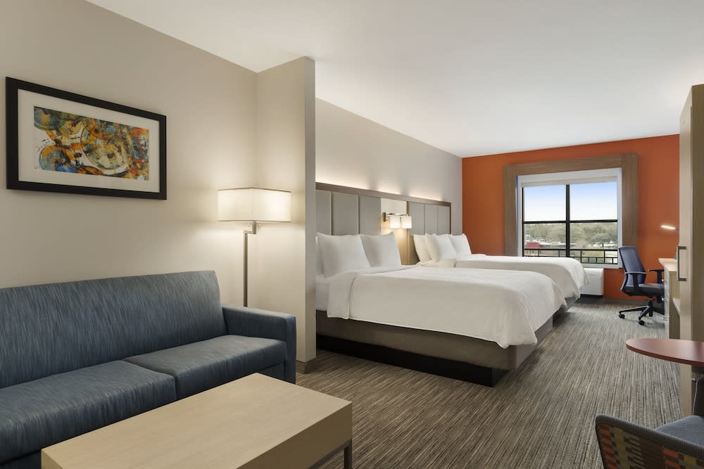 Holiday Inn Express & Suites Mt. Pleasant by IHG 5