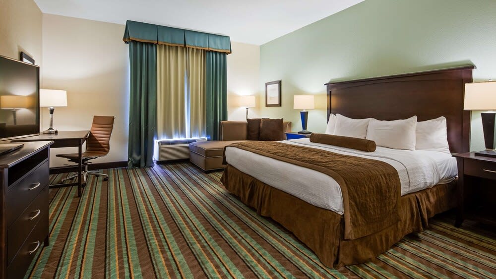 Best Western Plus Chain of Lakes Inn & Suites 1