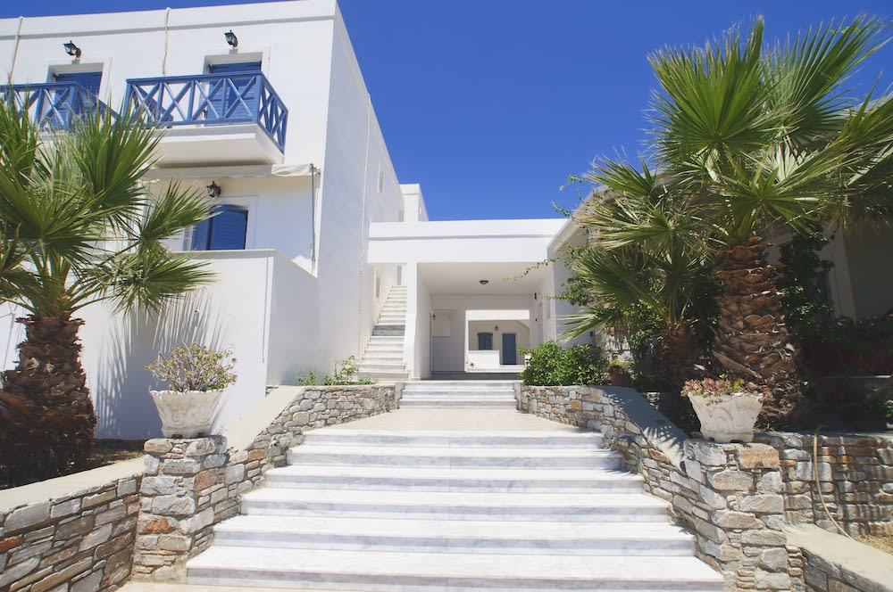 Manos Syros 1