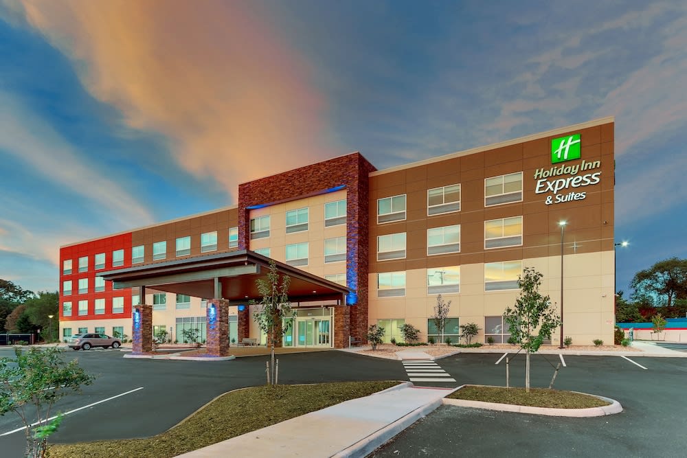 Holiday Inn Express & Suites ROANOKE – CIVIC CENTER by IHG 1