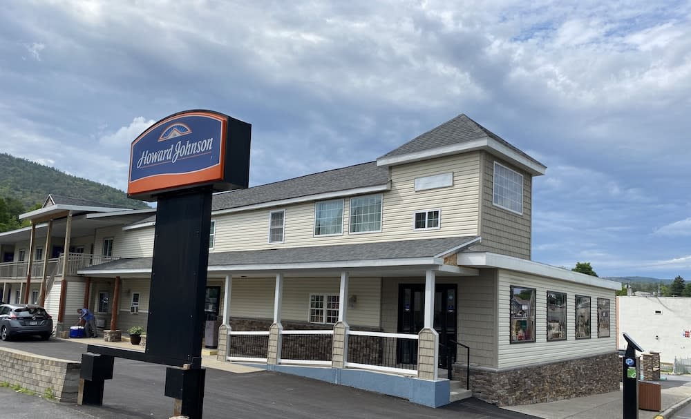 Howard Johnson by Wyndham Lake George 1