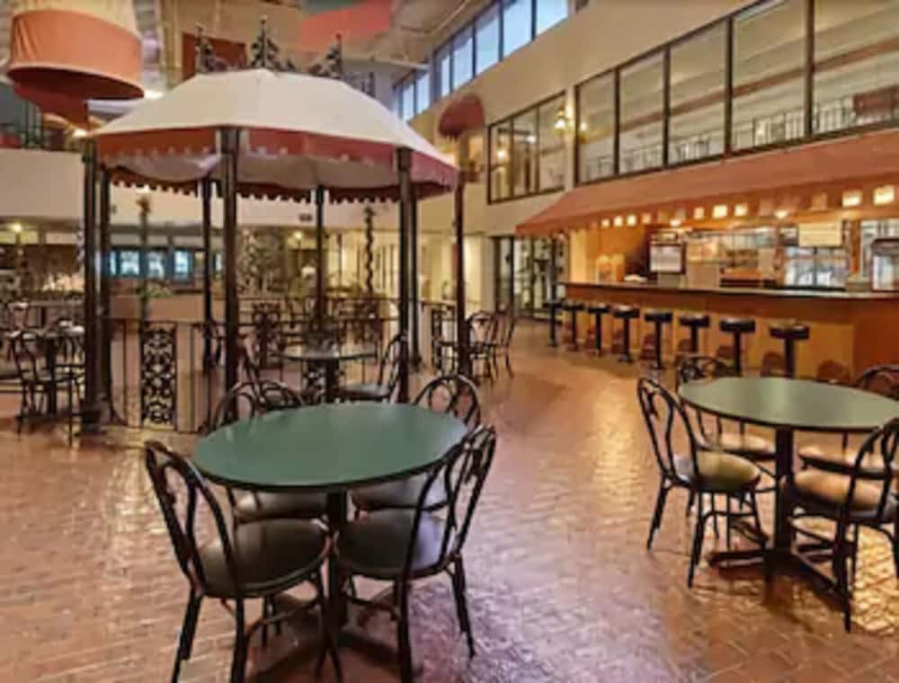 Ramada by Wyndham Paintsville Hotel & Conference Center 3