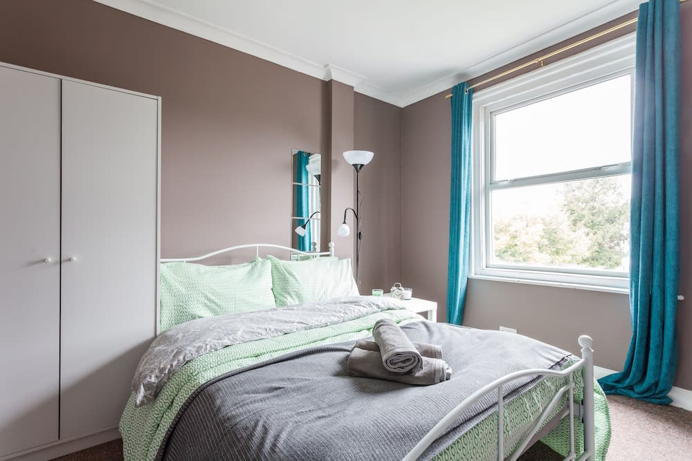 Shirley House 1, Guest House, Self Catering, Self Check in with smart locks, use of Fully Equipped Kitchen, Walking Distance to Southampton Central, Excellent Transport Links, Ideal for Longer Stays 1