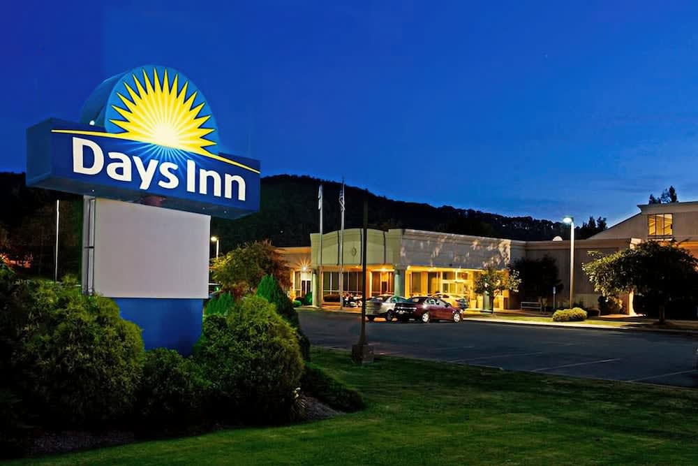 Days Inn by Wyndham Warren 1
