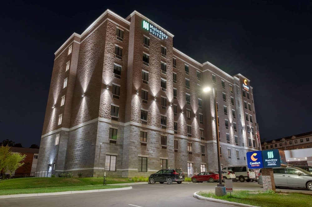 Comfort Suites Cincinnati University - Downtown 1