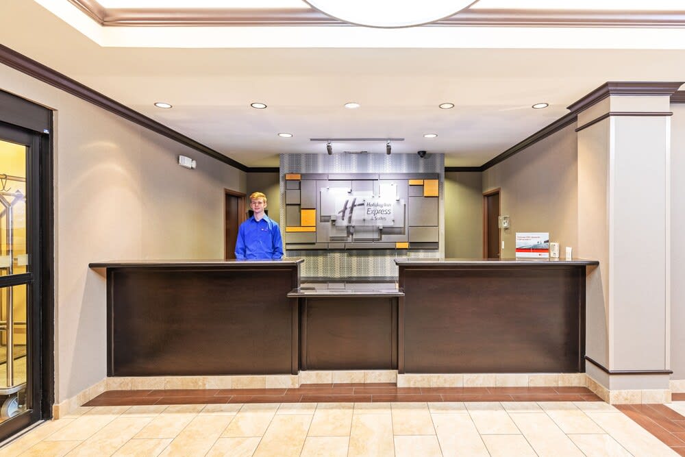 Holiday Inn Express & Suites FLORESVILLE by IHG 2