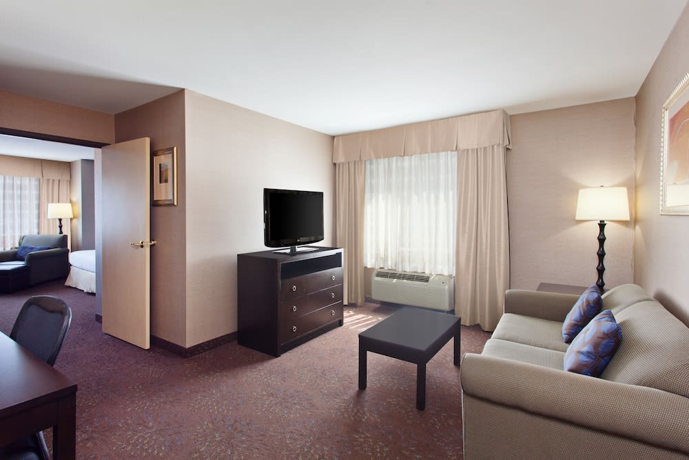 Holiday Inn Express & Suites null 2