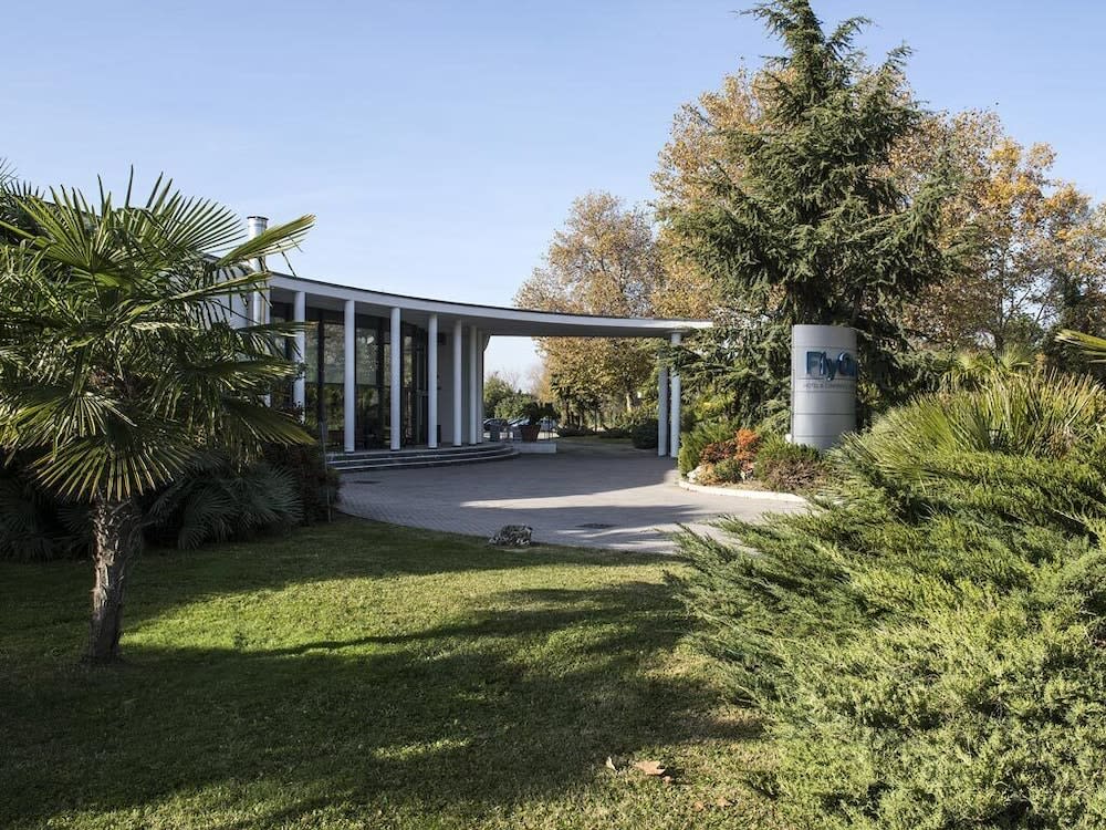 FlyOn Hotel & Conference Center 1