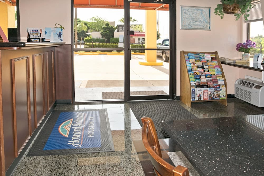 Howard Johnson by Wyndham Houston Heights Downtown 2