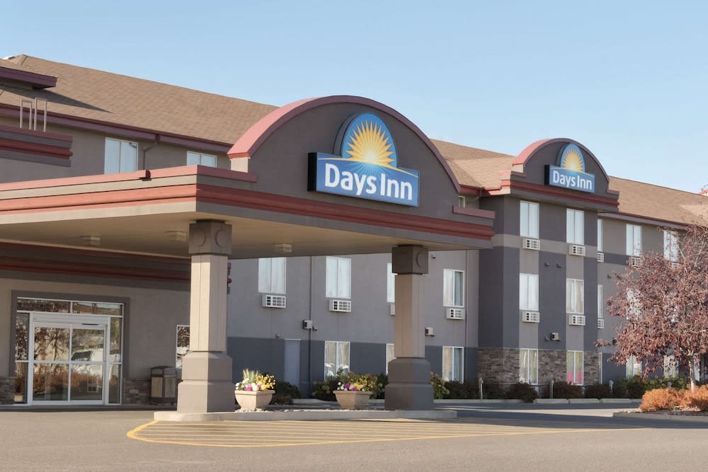 Days Inn & Suites by Wyndham Thunder Bay 1