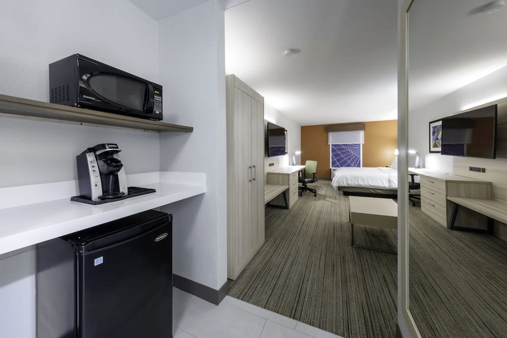 Holiday Inn Express Hotel & Suites Petersburg-Dinwiddie by IHG 3