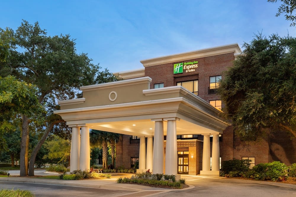 Holiday Inn Express & Suites Mt. Pleasant by IHG 1