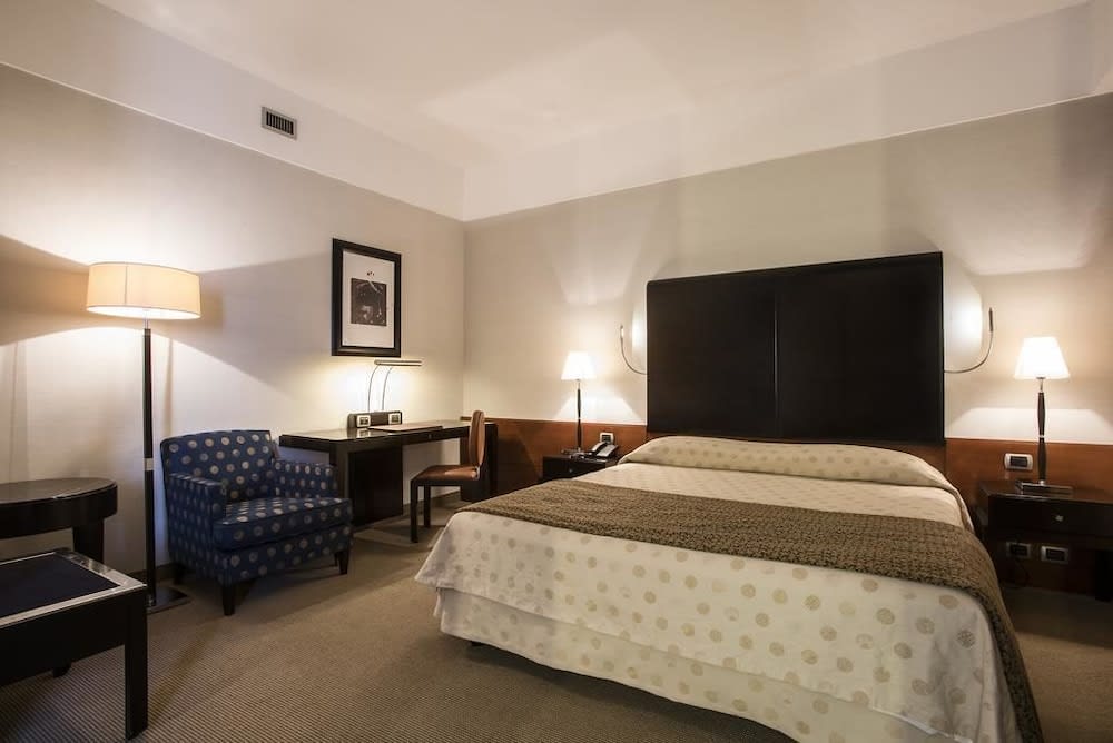 FlyOn Hotel & Conference Center 5