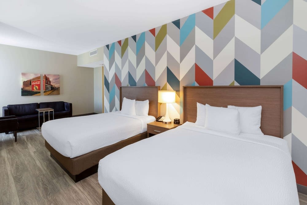 La Quinta Inn & Suites by Wyndham Tulsa Downtown - Route 66 5