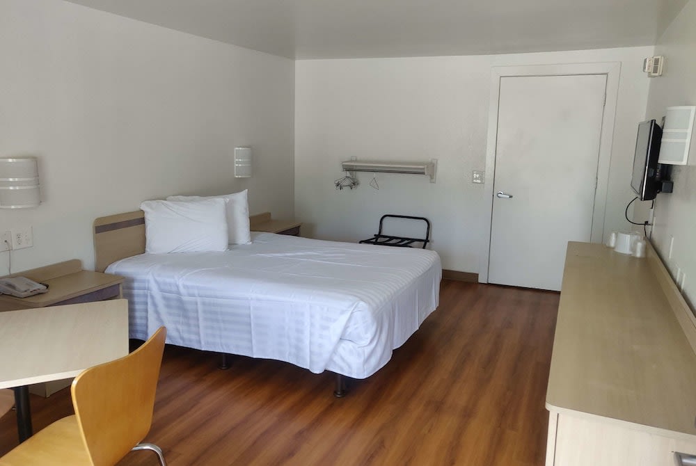 Travelodge by Wyndham Fayetteville 1