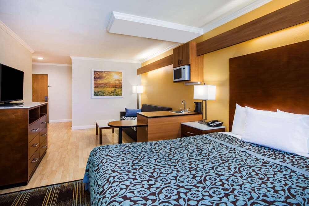 Days Inn & Suites by Wyndham Antioch 3