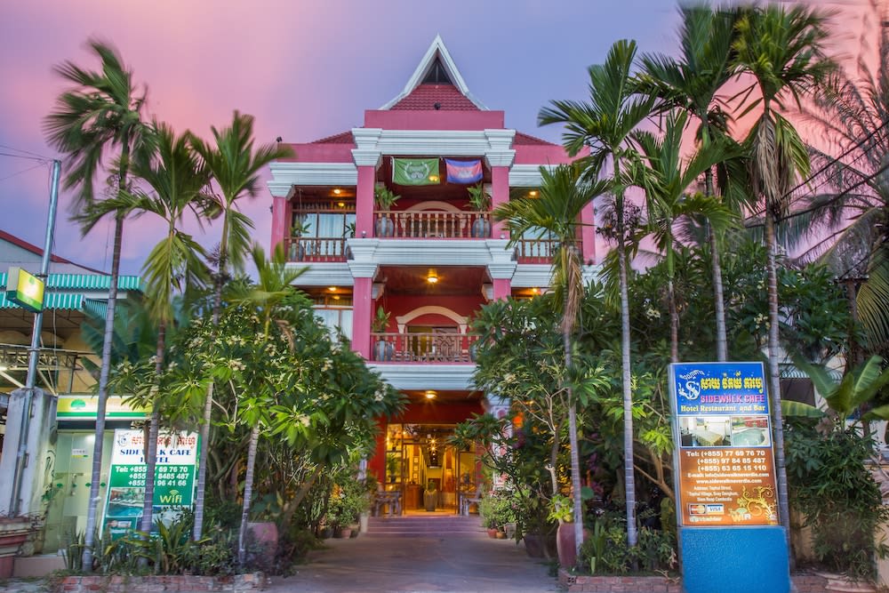Side Walk Hotel 1