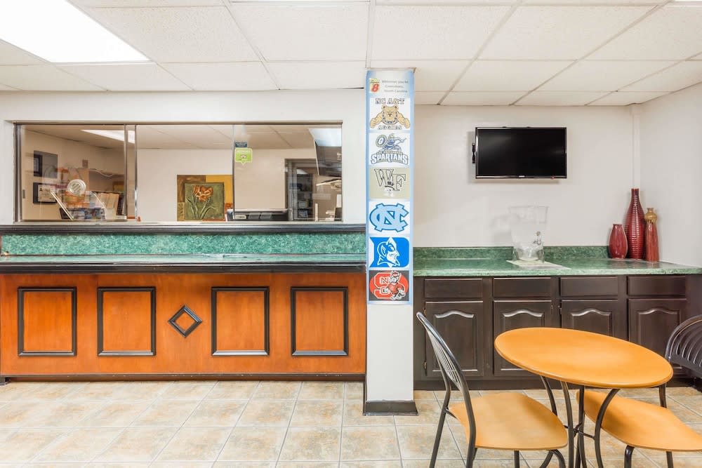 Super 8 by Wyndham Greensboro 2