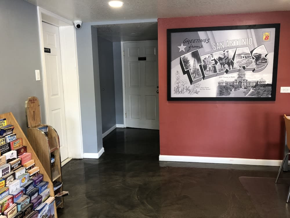 Super 8 by Wyndham San Antonio Pearl District / Downtown 2