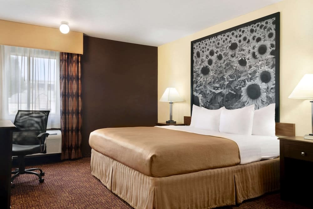 Super 8 by Wyndham Des Moines 1