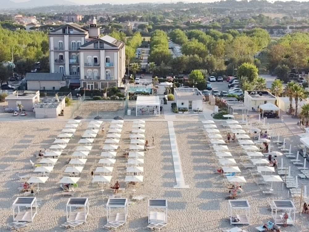 Hotel Liberty Beach - Parking & Beach 1