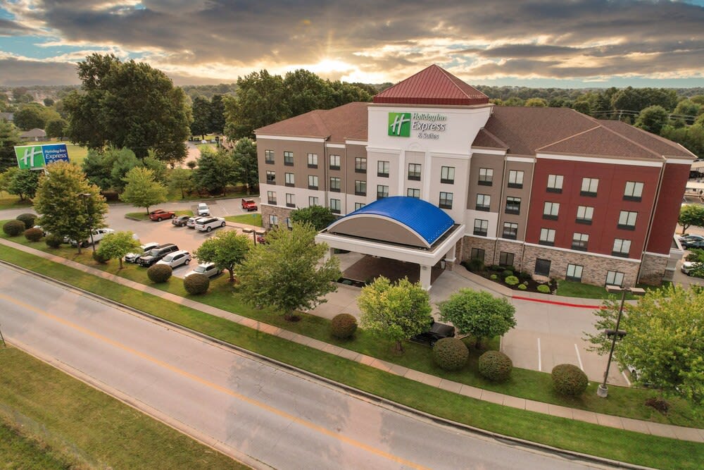 Holiday Inn Express & Suites SPRINGFIELD-MEDICAL DISTRICT by IHG 1