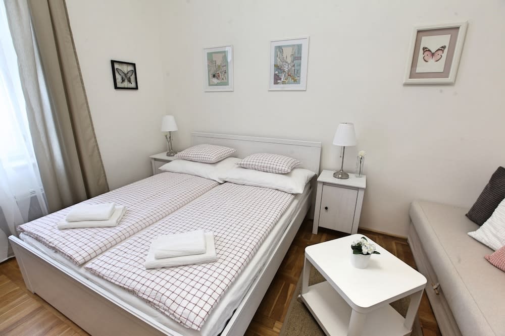 Angel City Aparthotel 1