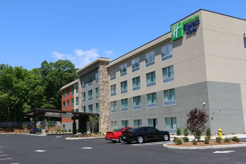 Holiday Inn Express & Suites HENDERSONVILLE SE - FLAT ROCK by IHG 1