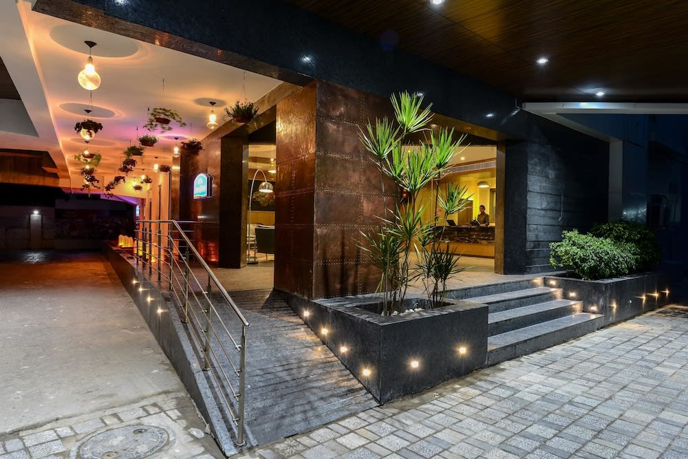 Howard Johnson by Wyndham Kolkata 1