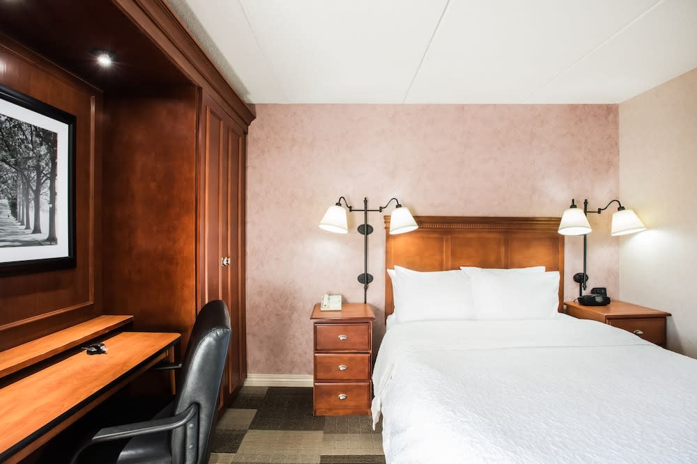 Hampton Inn West Springfield 4