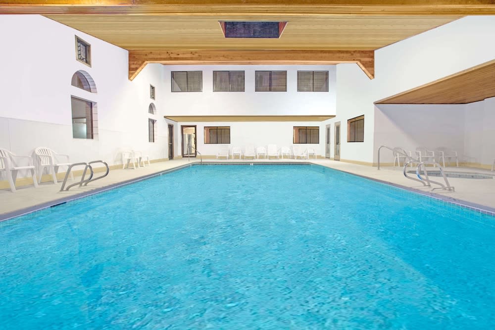 Days Inn & Suites by Wyndham Red Rock-Gallup 1