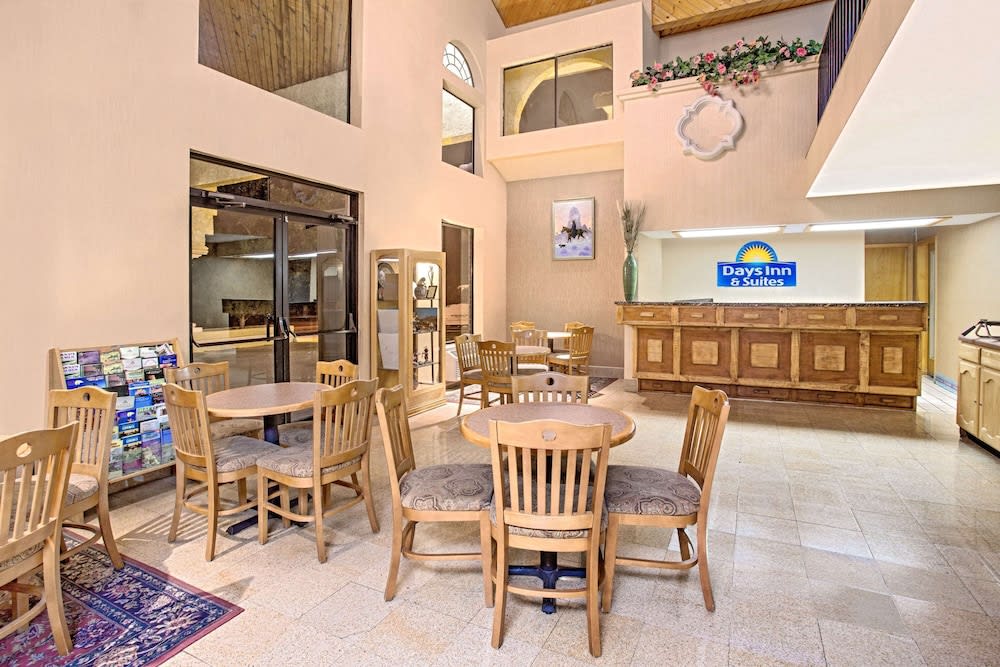 Days Inn & Suites by Wyndham Red Rock-Gallup 2