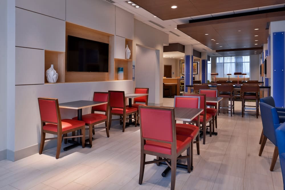 Holiday Inn Express & Suites MARSHALLTOWN by IHG 2