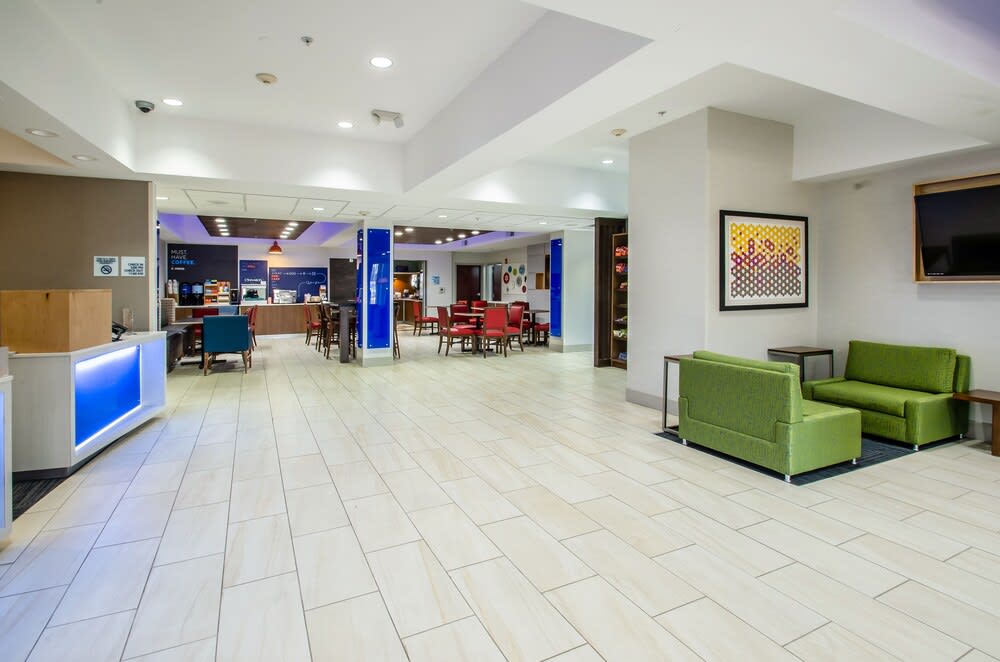 Holiday Inn Express & Suites Olathe South by IHG 3