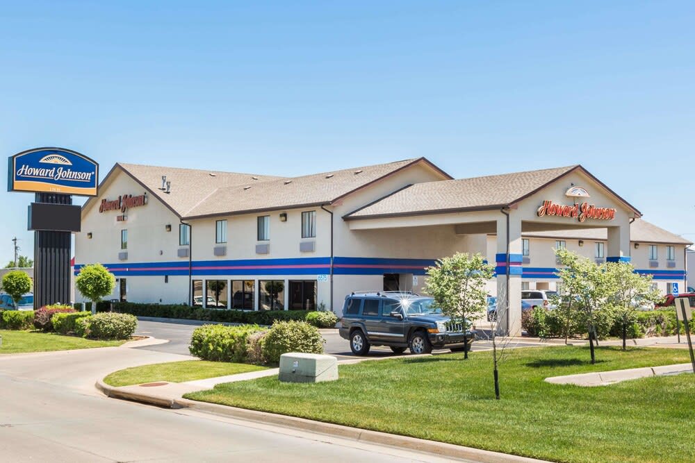 Howard Johnson by Wyndham Wichita Airport 1