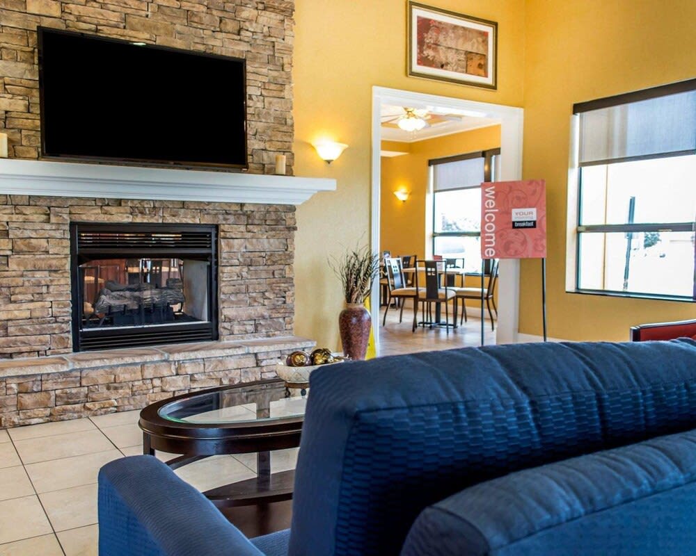 Comfort Inn & Suites Franklin East 2