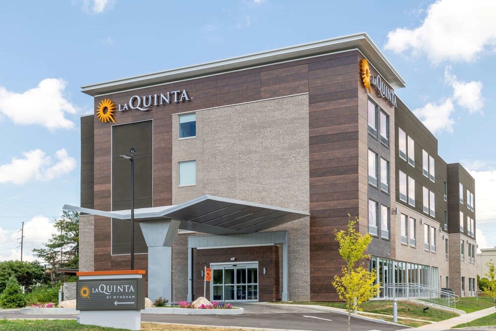 La Quinta Inn and Suites by Wyndham Bloomington 1