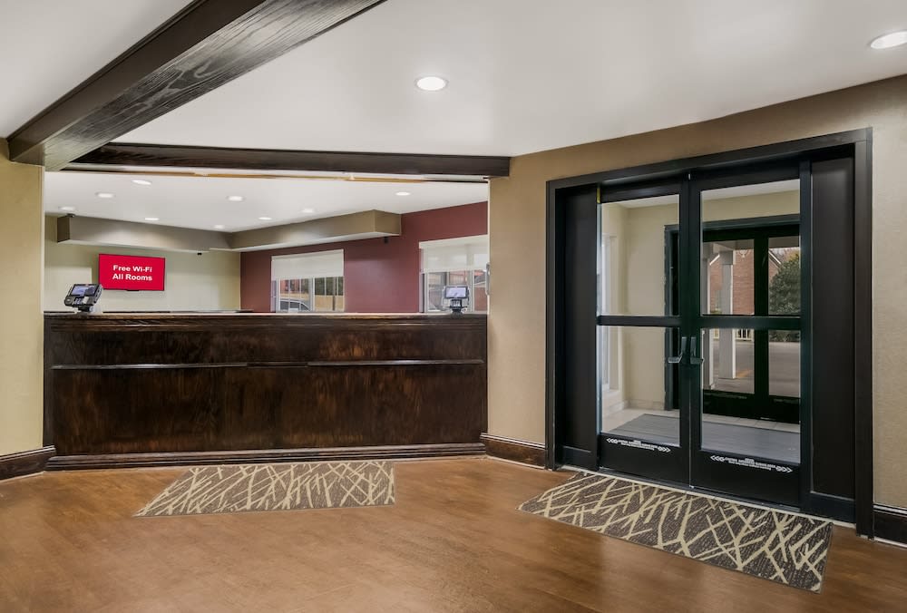Red Roof Inn & Suites Knoxville East 2